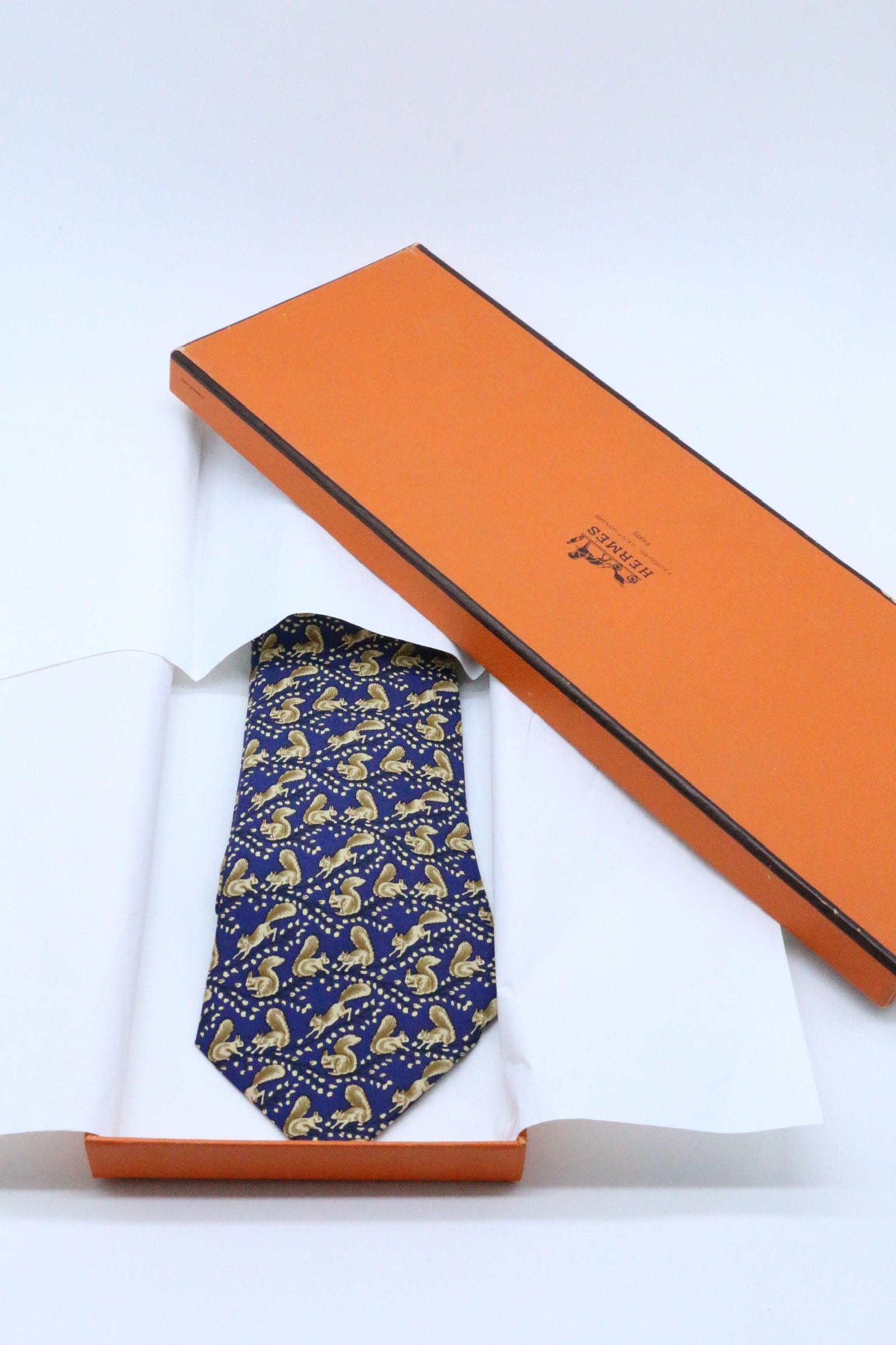 Corbata  Hermés azul con ardillas doradas