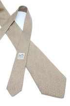 Corbata Hermés beige con herrajes beige