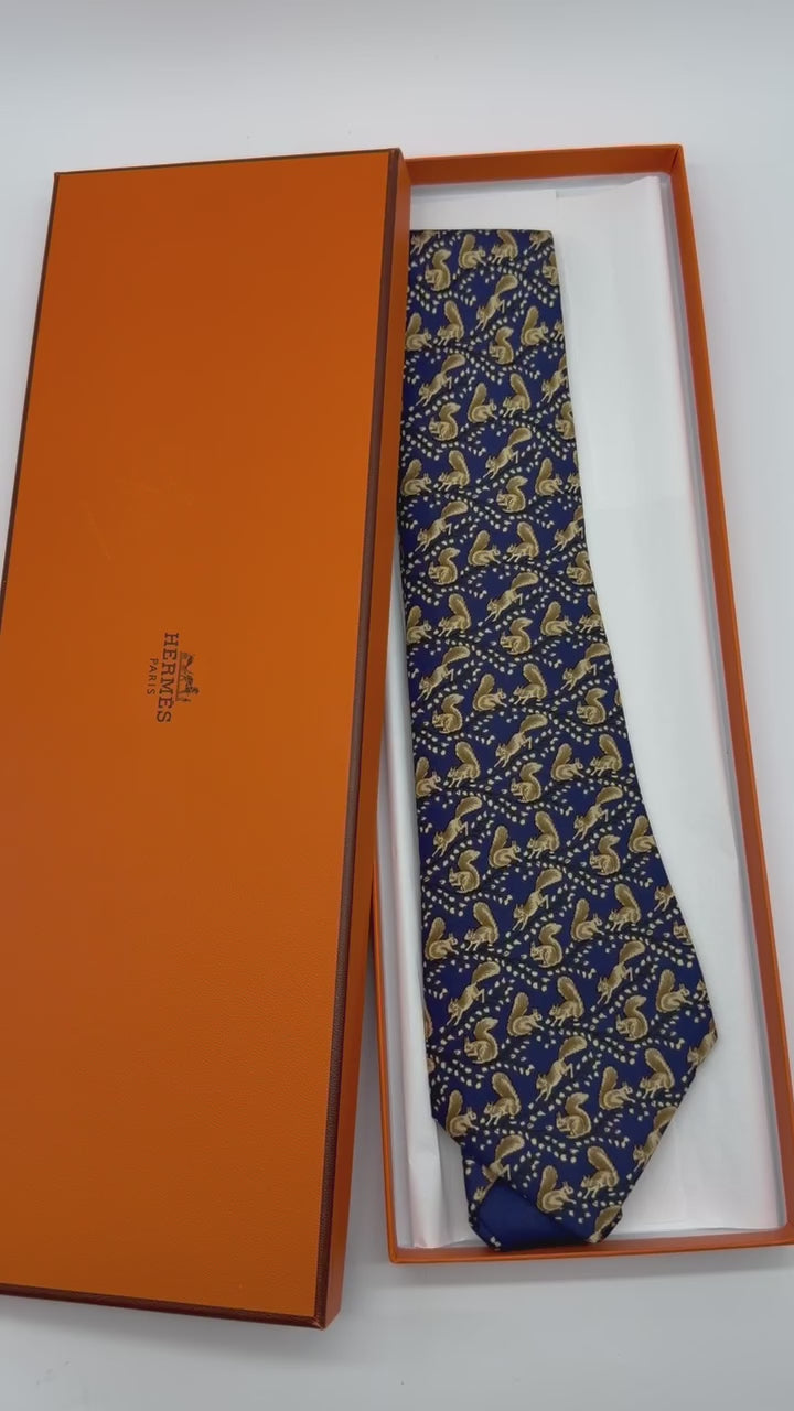 Corbata Hermés azul con ardillas doradas
