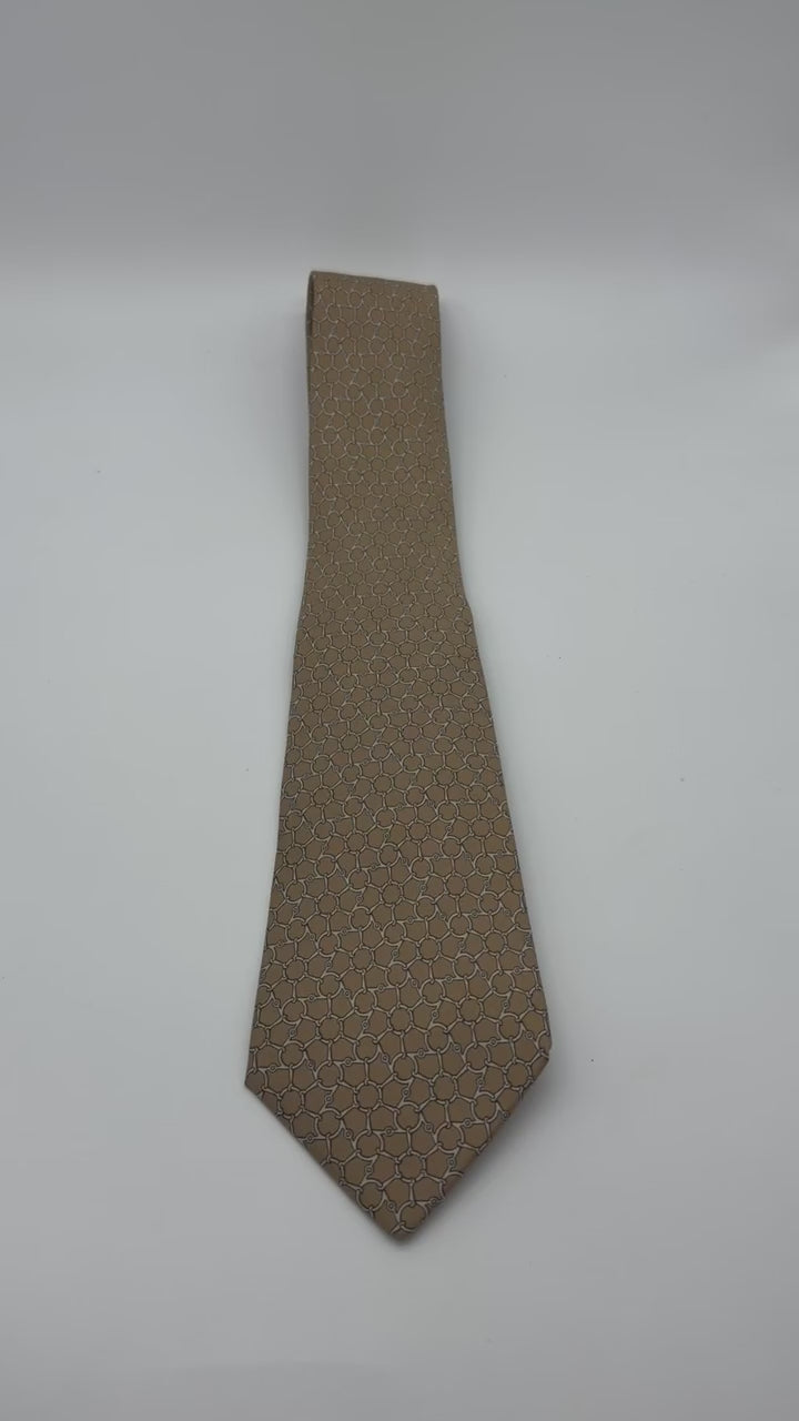 Corbata Hermés beige con herrajes beige