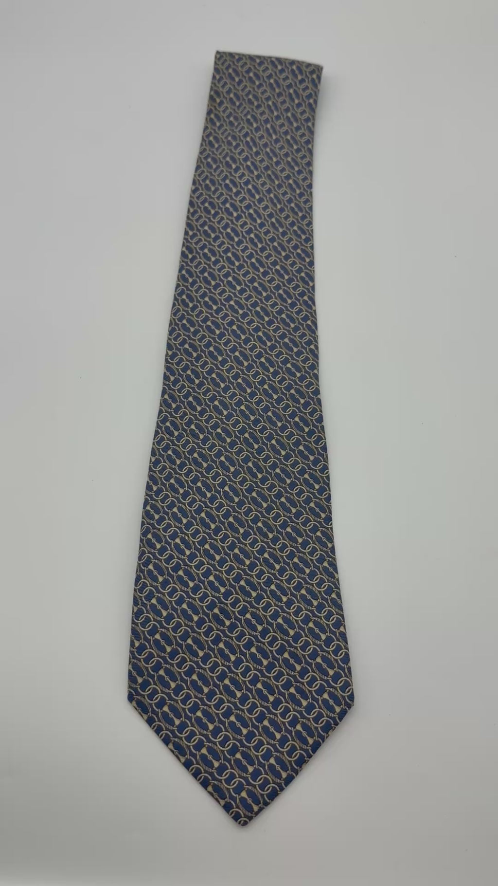 Corbata Burberry azul con círculos dorados