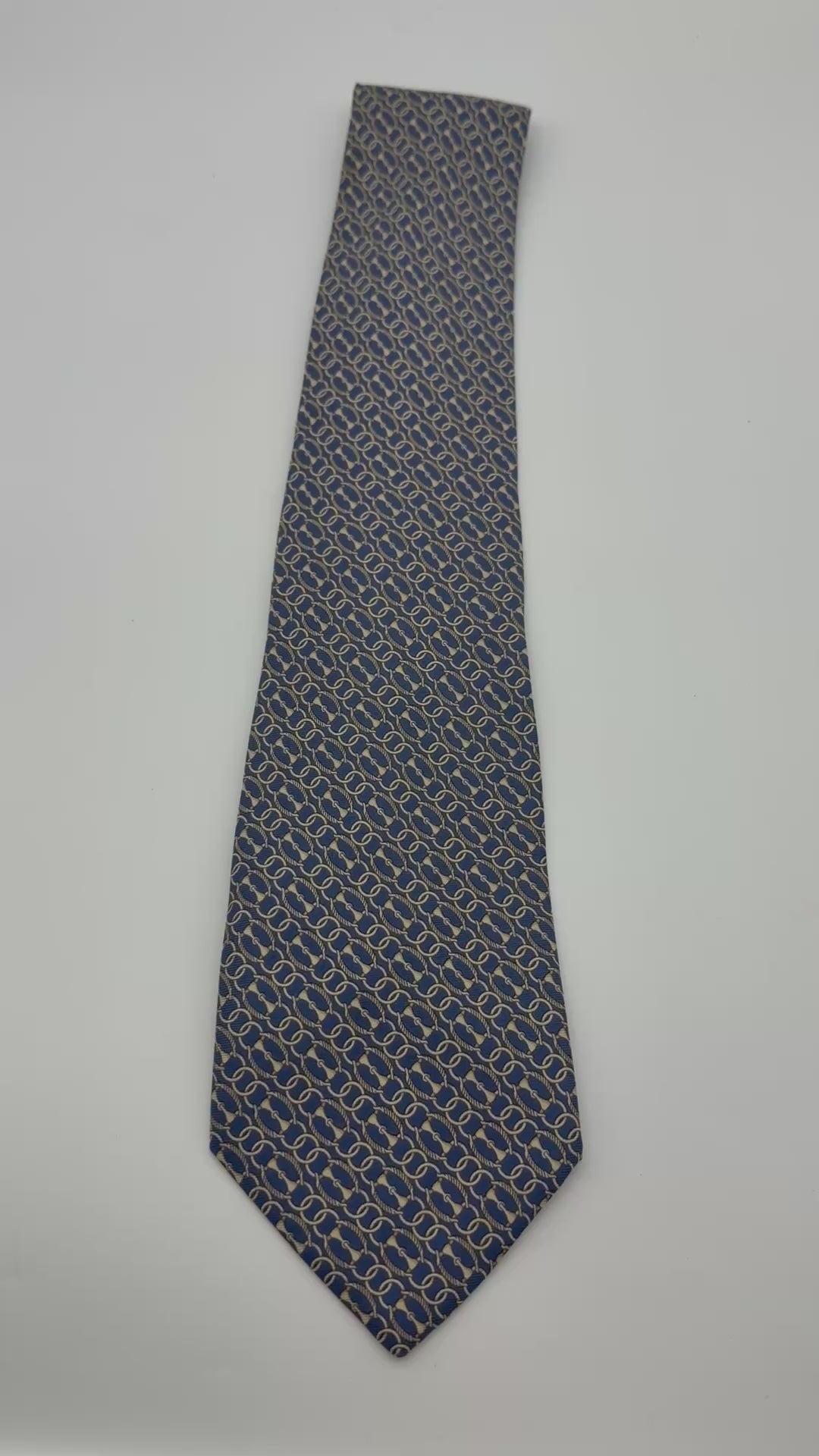 Corbata Burberry azul con círculos dorados